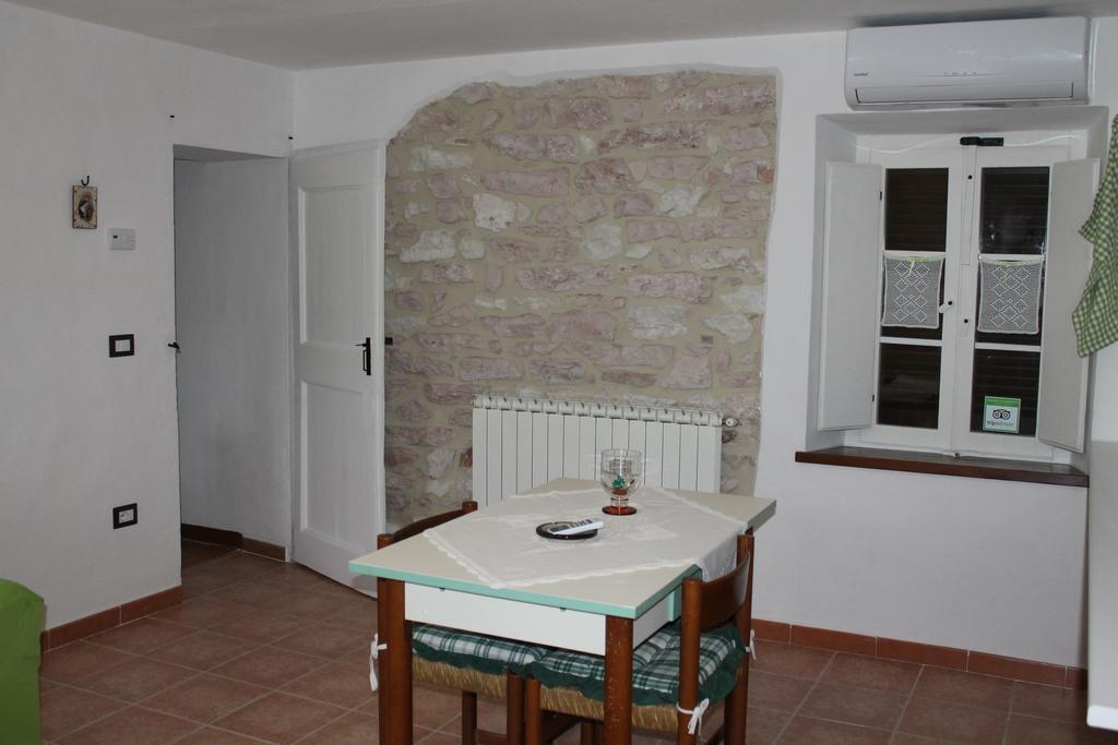 B&B Il Poggetto Serra SantʼAbbondio Szoba fotó