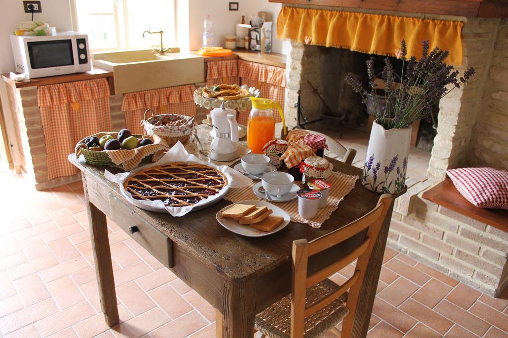 B&B Il Poggetto Serra SantʼAbbondio Kültér fotó
