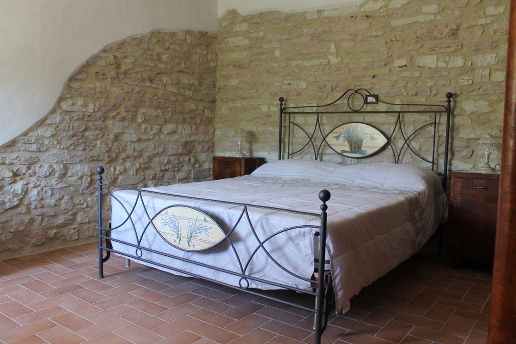 B&B Il Poggetto Serra SantʼAbbondio Szoba fotó