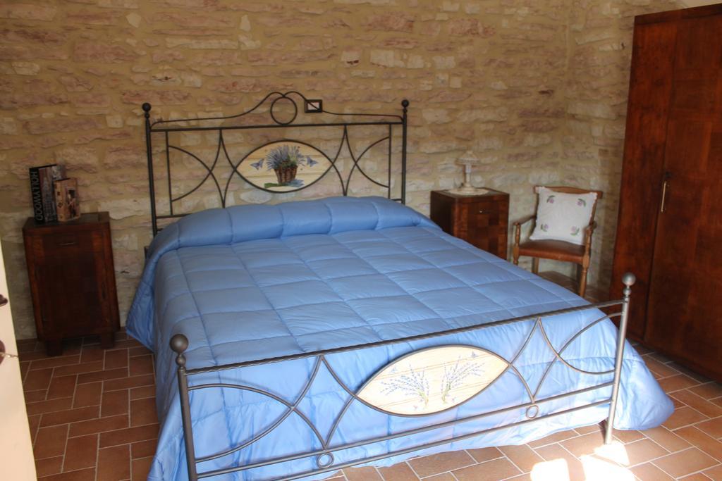 B&B Il Poggetto Serra SantʼAbbondio Szoba fotó