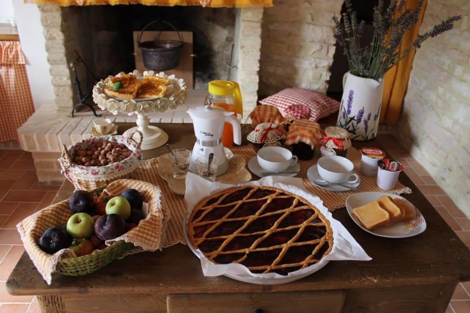 B&B Il Poggetto Serra SantʼAbbondio Kültér fotó