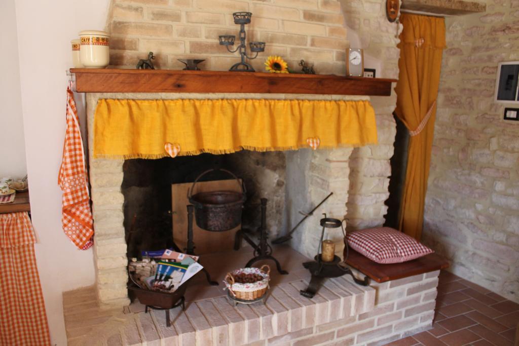 B&B Il Poggetto Serra SantʼAbbondio Kültér fotó