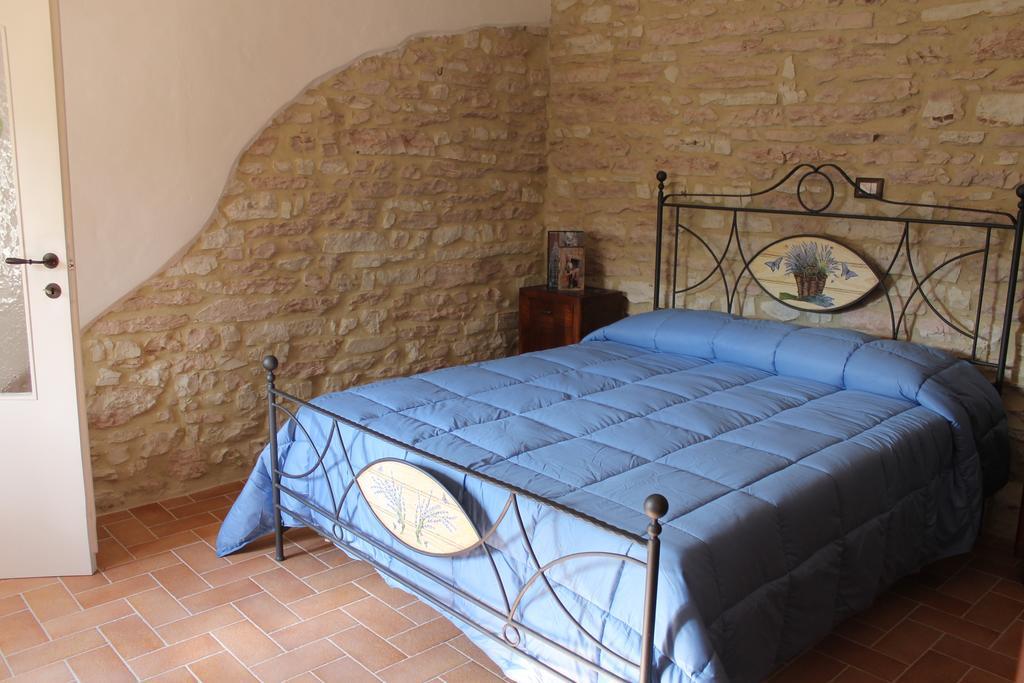 B&B Il Poggetto Serra SantʼAbbondio Szoba fotó